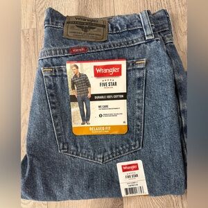 NWT WRANGLER RELAXED FIT JEANS 32x30